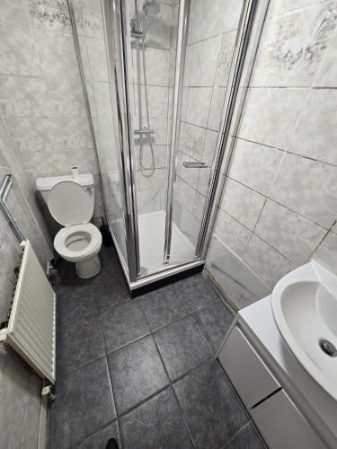 Koupelna v ubytování Grangewood Avenue, Rainham, RM13 9PA