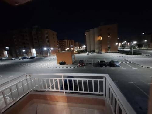 Aussicht auf einen Parkplatz in der Nacht in der Unterkunft كمبوند وصال ريزيدنس أمام مدينتي in Madīnat ash Shurūq