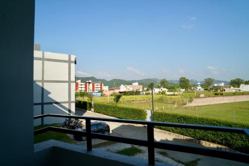 een uitzicht vanaf het balkon van een gebouw bij Evaara By The Ganges in Haridwār