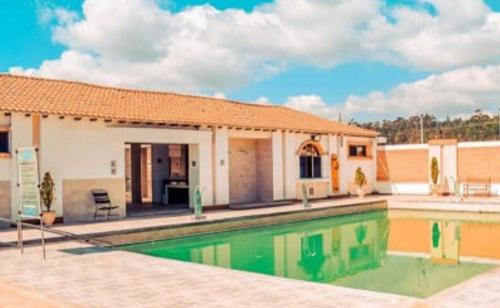 Swimmingpoolen hos eller tæt på Perfect Escape in Paipa Spacious, Cozy & Peaceful