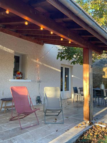 Saint-Barthélemy-de-ValsDomaine des Roches qui Dansent的露台上的两把椅子和一张桌子