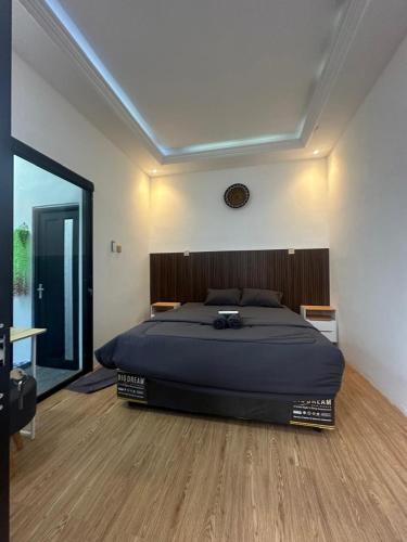 a bedroom with a large bed and a large window at alopa villas in Beran-kidul