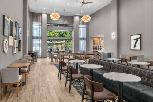 a restaurant with tables and chairs and a bar at Homewood Suites by Hilton Palo Alto in Palo Alto
