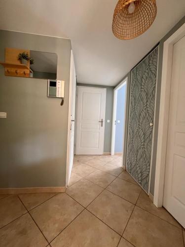 Bel appartement en bord de mer avec piscine lagon et jardin, en résidence sécurisée