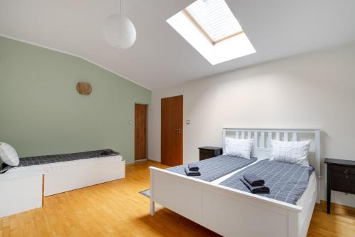 Postel nebo postele na pokoji v ubytování Golden Villas - Cozy Family Villa with Garden & Sauna, Konstancin