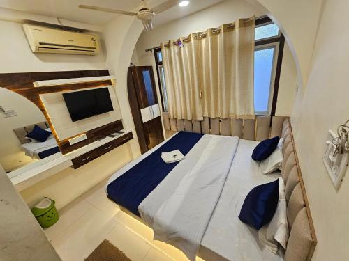 Postel nebo postele na pokoji v ubytování Hotel Aagman Palace - Near Mahakal Temple