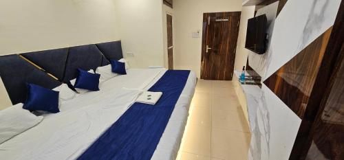 TV a/nebo společenská místnost v ubytování Hotel Aagman Palace - Near Mahakal Temple