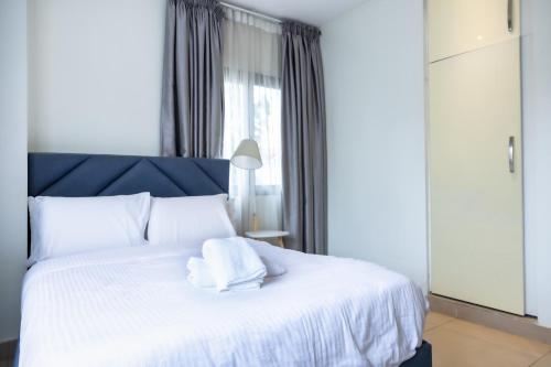 Postel nebo postele na pokoji v ubytování CasaNova Airport Suites