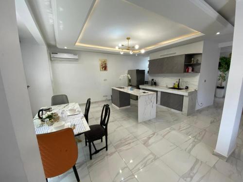 a kitchen and dining room with a table and chairs at La Belle Escale in Pikine