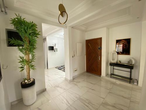 a hallway with a potted plant and a door at La Belle Escale in Pikine