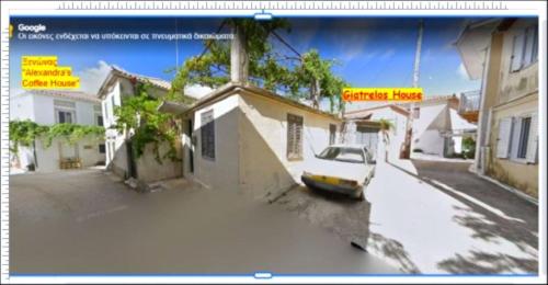 une voiture garée dans une rue à côté d'un bâtiment dans l'établissement Giatrelos House "3 km from Shipwreck", à Volímai