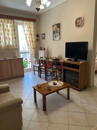 a living room with a television and a table at Cozy apartment in the heart of Tripoli! in Tripoli
