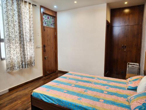 En eller flere senge i et værelse på Riyansh villa