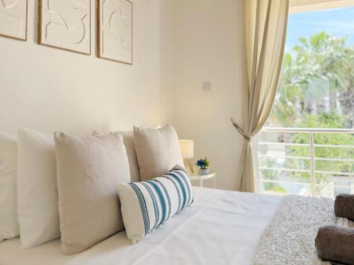 5-Min Walk to Beach - Bright 2-BR Home with Private Garden & Sunset Views