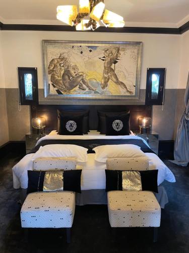 マラケシュにあるVilla Manoの広いベッドルーム(ベッド2台、椅子2脚付)