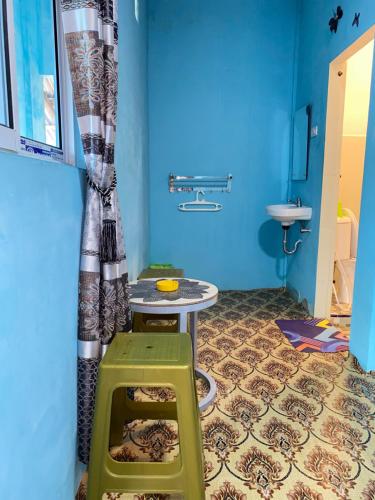 baño con mesa y taburete en una habitación en Explore Jungle Trek Guesthouse & Transport, en Bukit Lawang