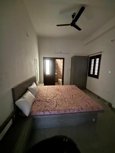 Ένα ή περισσότερα κρεβάτια σε δωμάτιο στο krishna complex