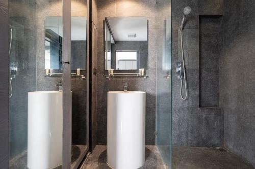 ein Badezimmer mit Dusche und zwei weißen Tanks in der Unterkunft Tropics Kamala CTG P615 - Corner 1 BR Apt Mountain view in Kamala Beach