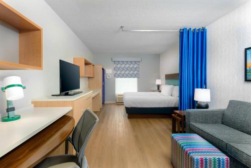 Una cama o camas en una habitación de Home2 Suites By Hilton Nokomis