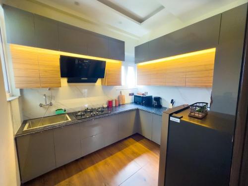 Kuchyň nebo kuchyňský kout v ubytování Luxury Stay with Mussoorie Views & Cozy Vibes