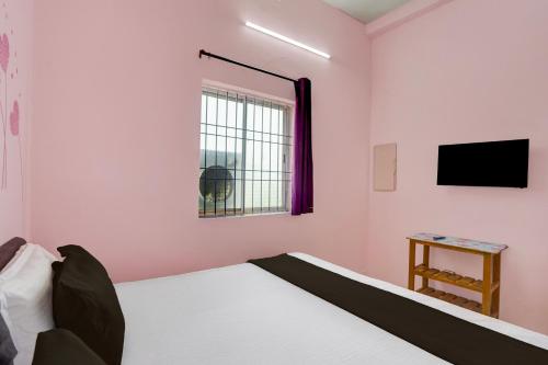 a bedroom with a bed and a window at Hotel O Royal Stay in Bhilai