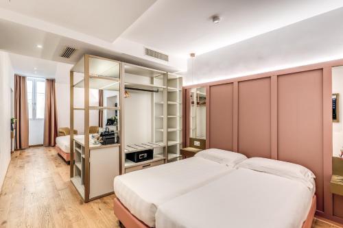 Giường trong phòng chung tại Relais Trevi 95 Boutique Hotel