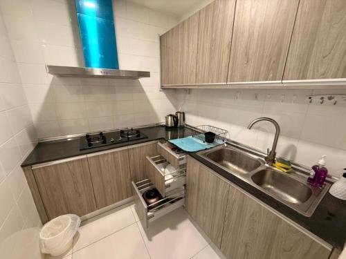 Η κουζίνα ή μικρή κουζίνα στο 2-5 Pax, Free Parking & Free Wi-fi, Merriton Kuching