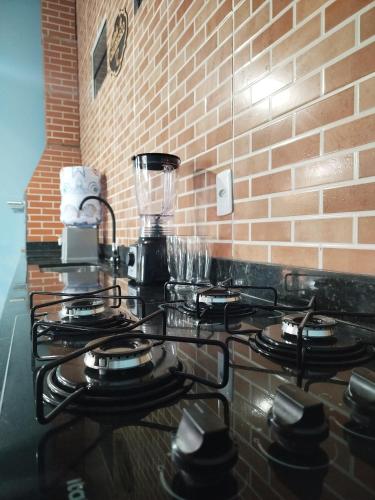 a stove top with a blender on top of it at Suíte Boa Onda Cumuruxatiba in Cumuruxatiba