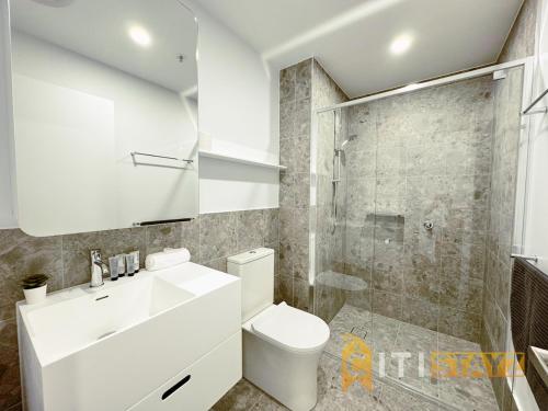 Ένα μπάνιο στο Marvellous at Melrose - 2bd 2bth Apt - Woden CBD