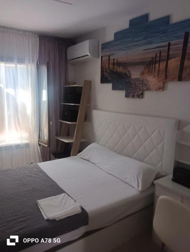 a bedroom with a bed and a painting on the wall at Chalet de la playa in Oropesa del Mar