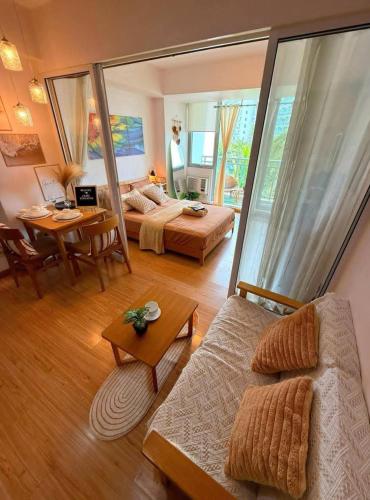 een woonkamer met een bank en een tafel bij SM Bicutan Miami Flat in Manilla