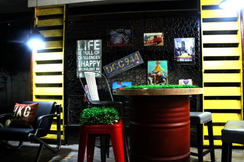El salón o zona de bar de Food District Hostel Cebu Central