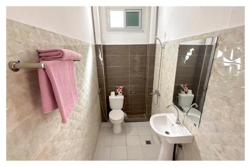 a bathroom with a pink towel and a sink at La MAISON BLANCHE - B - CENTRAL - CALME - WIFI - White Butterfly Hotels in Dakar