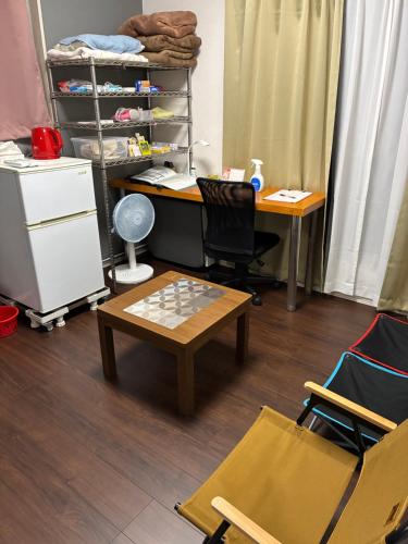 a room with a desk and a table and a deskablish at 智翔はうす 駐車場無料 民泊で女性家主滞在型 予約後はメール確認願います in Kumamoto