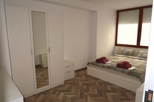 Ein Bett oder Betten in einem Zimmer der Unterkunft Apartament Draganovi 8B