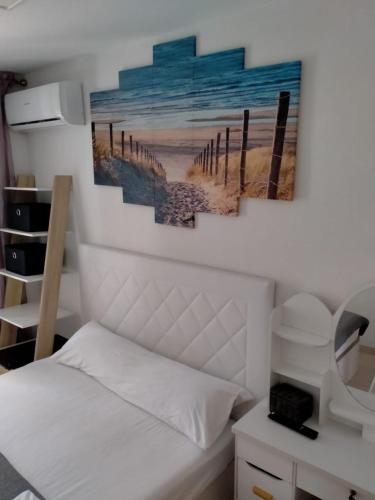 a bedroom with a bed and a picture of a beach at Chalet entre playas in Oropesa del Mar