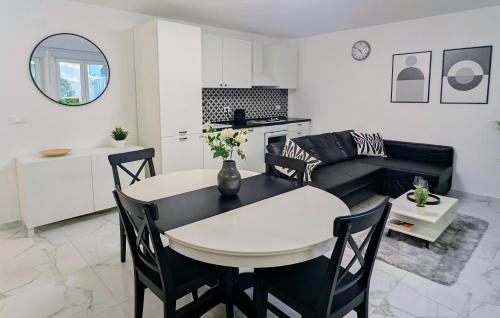 a living room with a table and a couch at Casa Rossini - Moderno appartamento a due passi dal mare in Pescara