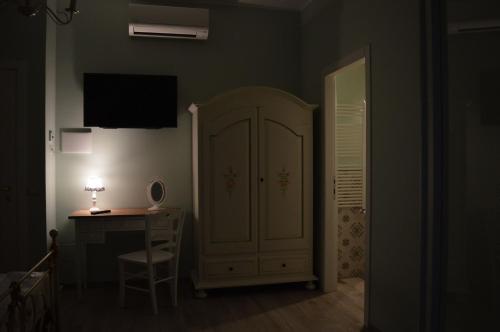 a room with a desk and a cabinet and a table at B&B Harmonia in SantʼElpidio a Mare