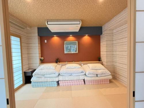 a bedroom with three beds in a room at OmOTeNaShI YAHIRO in Tokyo
