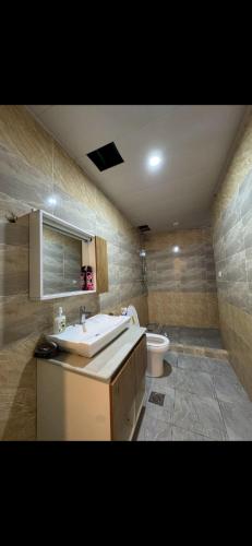 アディスアベバにあるFaithの洗面台とトイレ付きのバスルーム