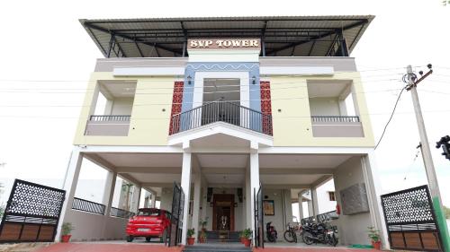 une camionnette rouge garée devant un bâtiment dans l'établissement Dwaraka Resorts, à Tiruvannāmalai