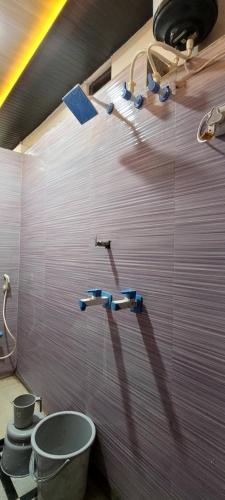 Koupelna v ubytování Gharaunda Homestay