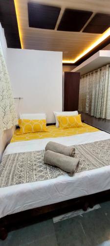 Postel nebo postele na pokoji v ubytování Gharaunda Homestay