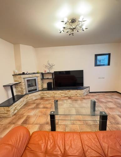 Una sala de estar con un sofá y una chimenea. en Rahu 2838 Apartment, en Narva