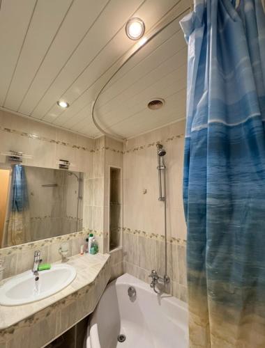 y baño con lavabo, bañera y bañera. en Rahu 2838 Apartment, en Narva