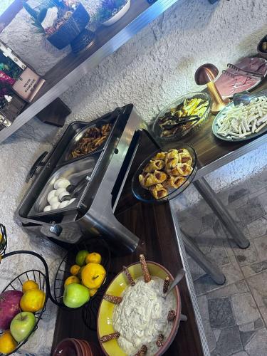 een buffet met verschillende soorten eten op tafel bij Panda Stone House in Nevsehir