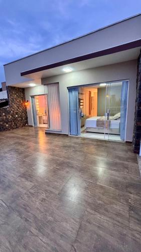 a large room with a bed in a bedroom at Casa 51 Piscina 3 suites prox Beto Carrero in Penha