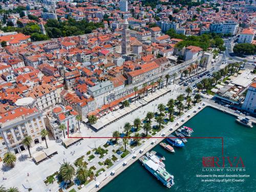 une vue aérienne d'une ville avec un port dans l'établissement Riva Luxury Suites, à Split