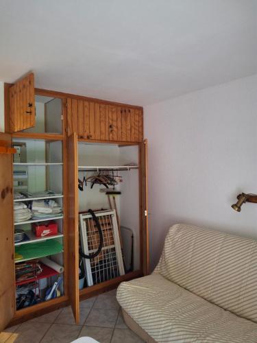 a room with a bed and a closet with a shelf at petite forêt in Boersch