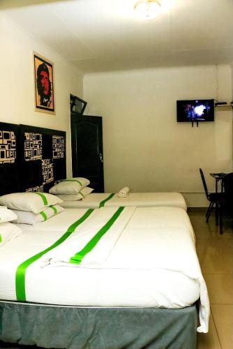 Un pat sau paturi într-o cameră la Silk Mbare Guest House